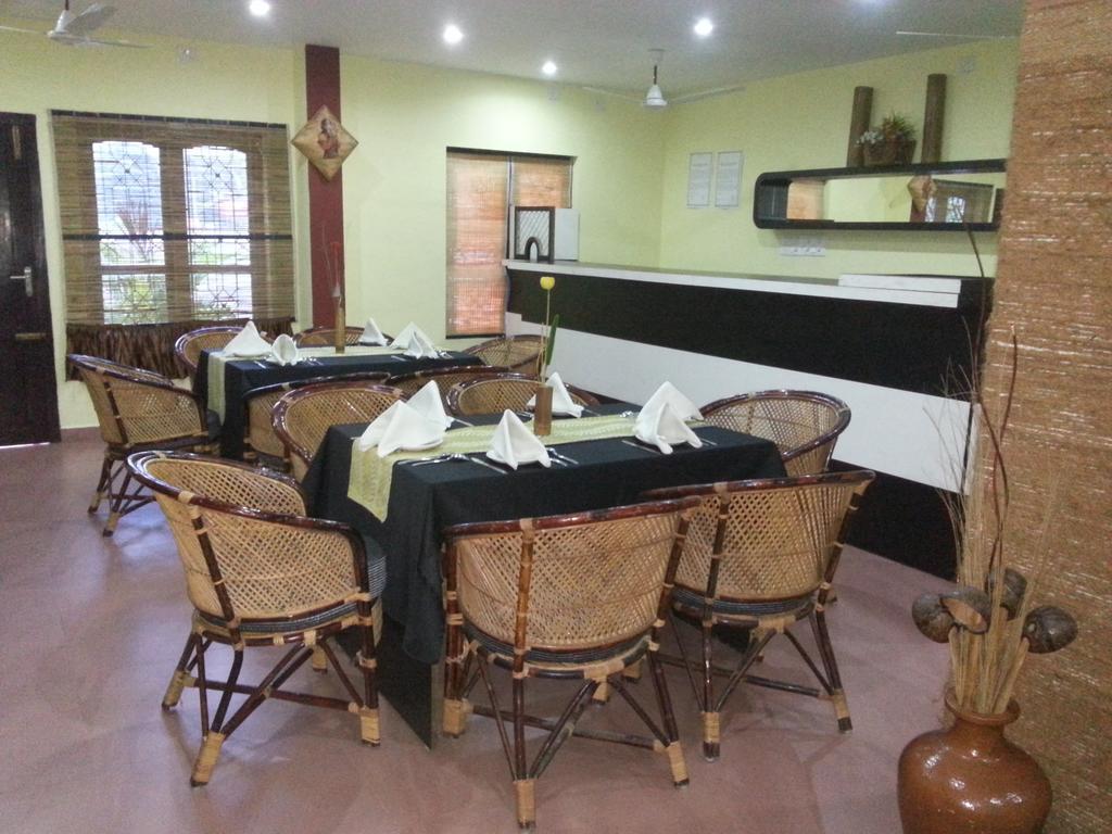 Aquarock Hotel Kazhakuttam Esterno foto